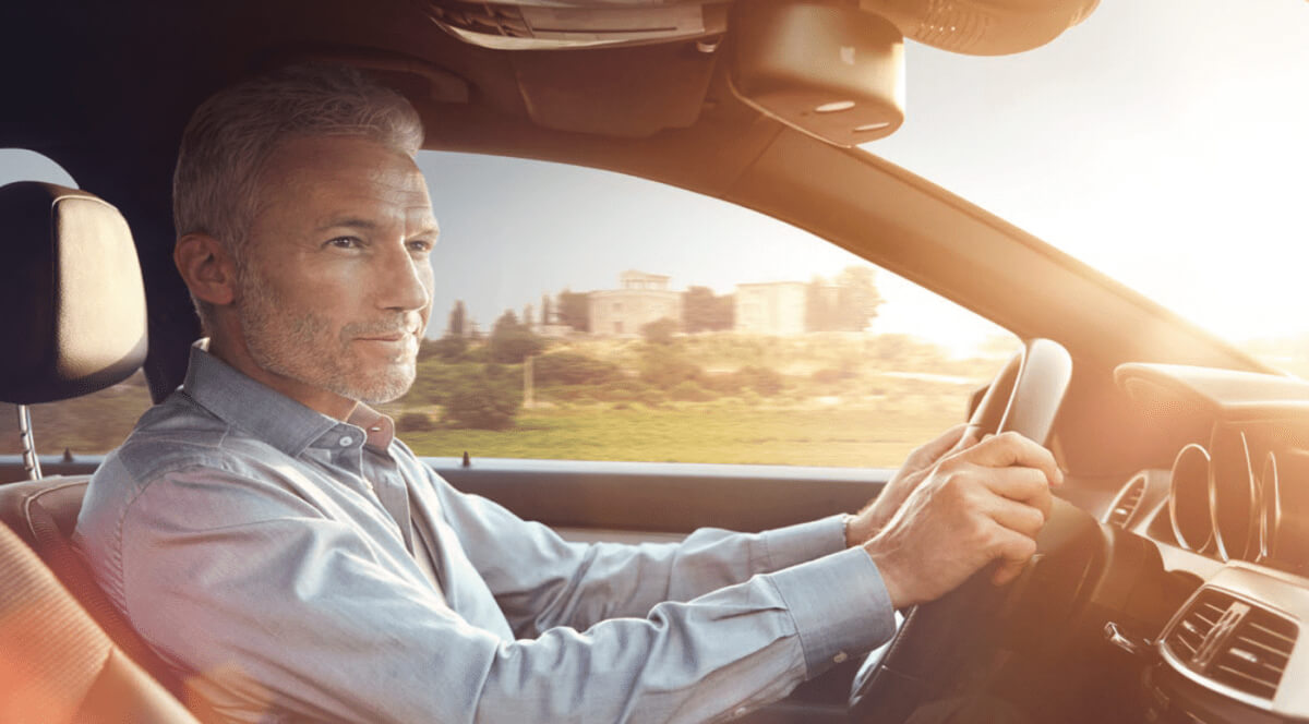 Finanzierung & Versicherung Autohaus Marleaux_Klimareinigung_Autofahrer_im_Sonnenschein