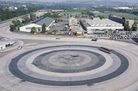 Daimler-Einfahrbahn in Stuttgart-Untertürkheim Mercedes-Benz Group