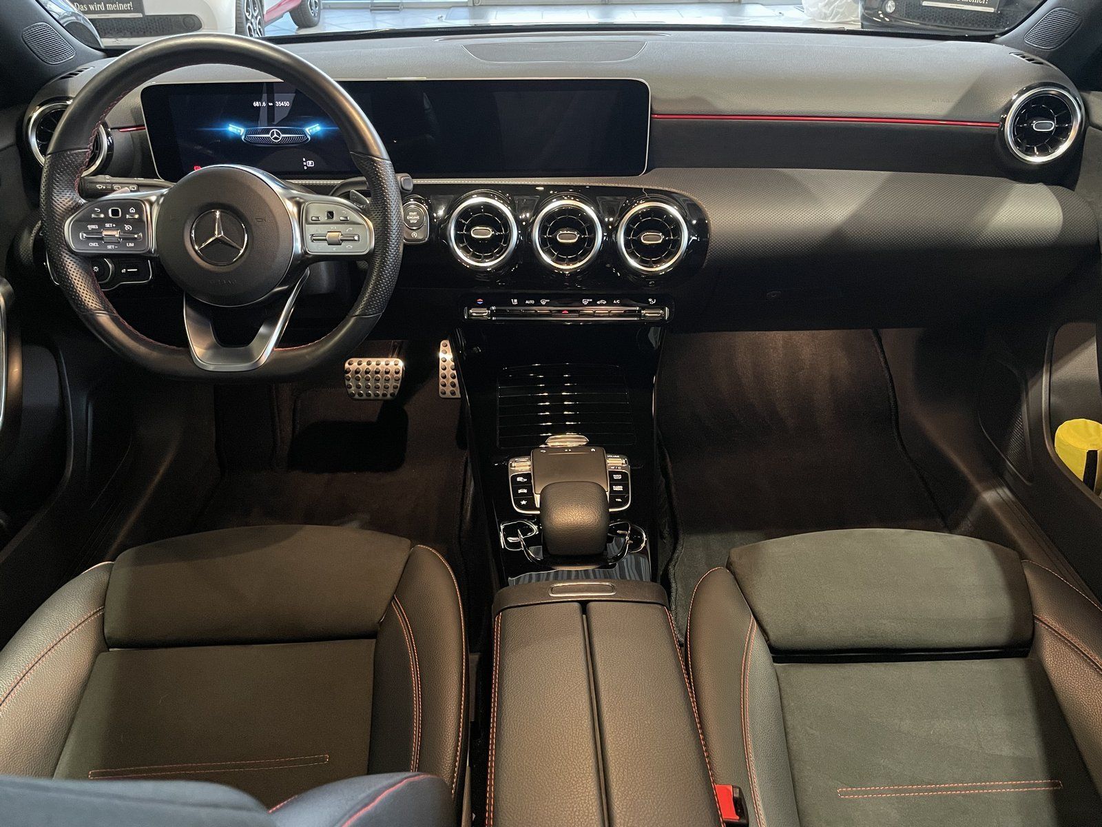 Fahrzeugabbildung Mercedes-Benz A 180 Kompaktlimousine+7G+AMG+KAMERA+LED-HP+MBUX