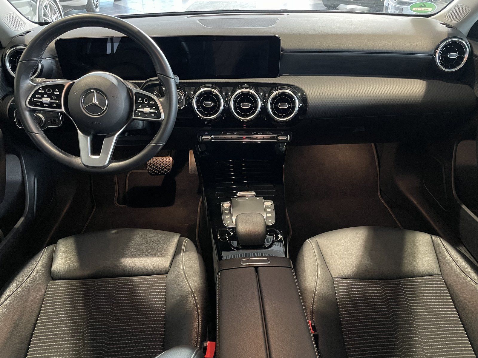 Fahrzeugabbildung Mercedes-Benz A 180 Kompaktlimousine+7G+SPUR+MBUX+DIGITAL+PTS+