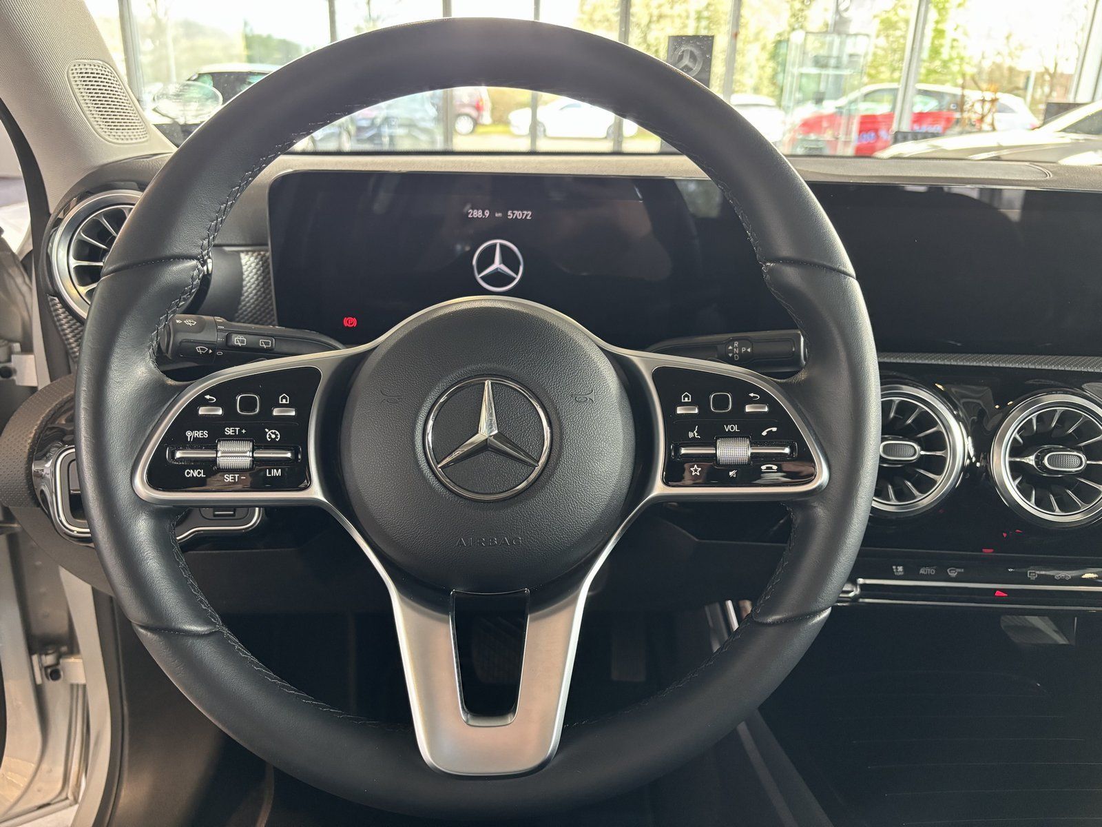 Fahrzeugabbildung Mercedes-Benz A 180 Kompaktlimousine+KAMERA+LED+AMBIENTE+PROGE