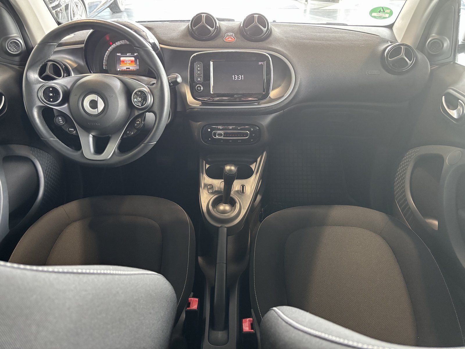 Fahrzeugabbildung Smart fortwo 52kw+AUTOMATIK+LED&SENSOR+COOL&MEDIA+SHZ+