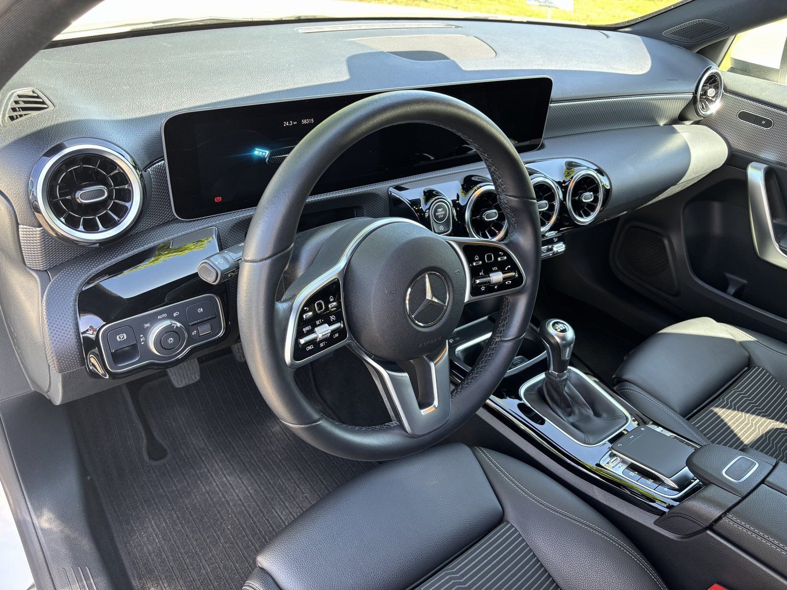 Fahrzeugabbildung Mercedes-Benz A 200 Kompaktlimousine+LED-HIGH+PROGRESSIVE+++++