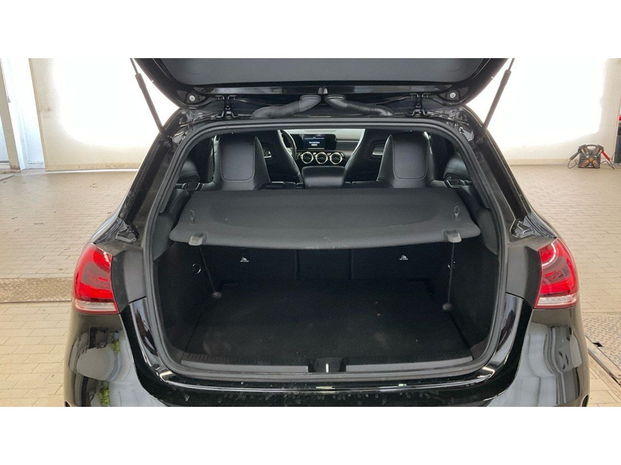 Fahrzeugabbildung Mercedes-Benz A 180 Kompaktlimousine+AMG+NIGHT+LED+AMBIENTE+++
