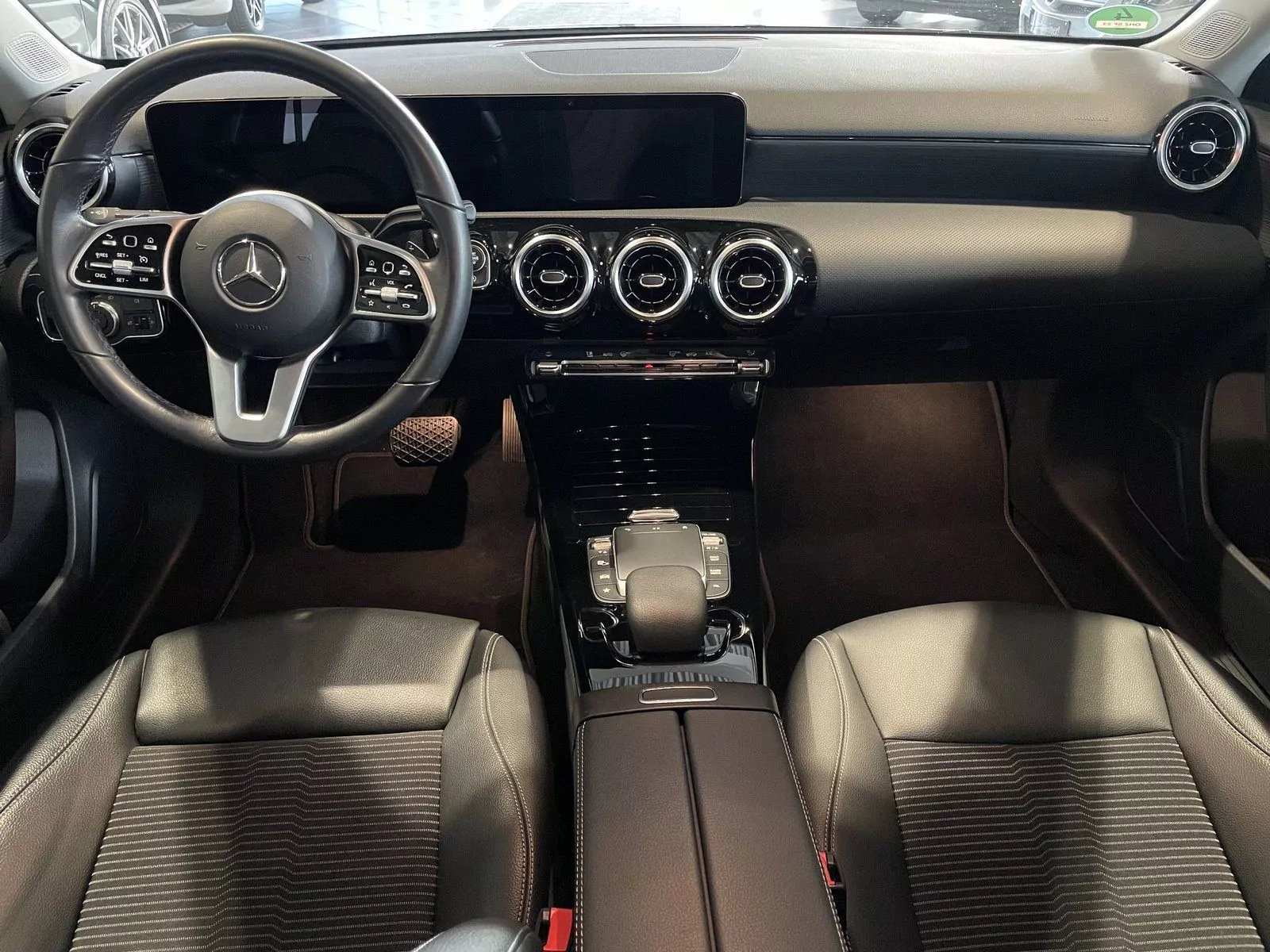 Fahrzeugabbildung Mercedes-Benz A 180 Kompaktlimousine+7G+DIGITAL+MBUX+SPUR+PTS+