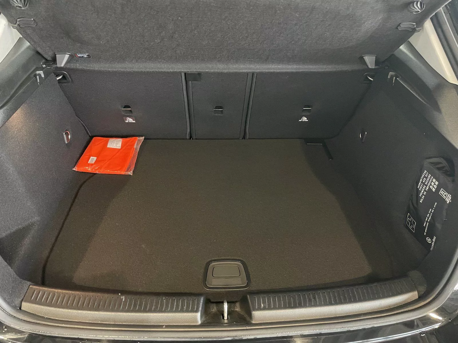 Fahrzeugabbildung Mercedes-Benz A 180 Kompaktlimousine+7G+DIGITAL+MBUX+SPUR+PTS+